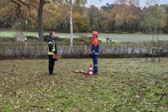 Setzen eines Standrohres.