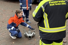 Die Jugendliche musste die Bedienung des Verteilers wissen und erklären.