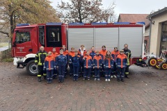 Stadtjugendfeuerwehrwart Sven Hilbig und sein Stellvertreter Christian Müller konnten 14 Jugendlichen die Jugendflamme der Stufe 1 verleihen. 