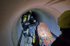 Einsatzkräfte im Tunnel.