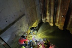 Rettungsmaßnahmen einer in der Baugrube verunfallten Person.