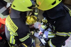 Rettungsmaßnahmen einer in der Baugrube verunfallten Person.