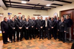 Die Beförderten, Geehrten und Gewählten mit Stadtbrandmeister Peter Schmidt (links), Bürgermeister Lutz Brockmann, dem stellvertretenden Kreisbrandmeister Mario Rosebrock und dem Vorsitzenden des Feuerschutzausschusses Jens Richter (rechts).