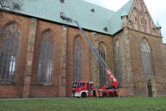 Dank eines Knickgelenks im Leiterpark erweitern sich die Einsatzmöglichkeiten um ein vielfaches.