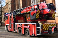 Neben umfangreicher Zusatzbeladung ist auf der Drehleiter auch ein Überdrucklüfter am Heck verlastet.