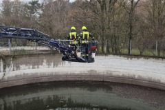 Der Vogel wurde mithilfe Drehleiter und dem Einsatz eines Keschers gerettet. 