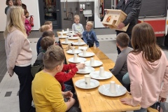 Ortsbürgermeister Detlef Peterson mit dem Igelhaus.