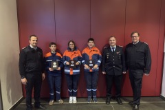 Siegerfoto mit dem stv. Stadtjugendfeuerwehrwart Christian Müller, den drei Erstplatzierten, Stadtjugendfeuerwehrwart Sven Hilbig und stv. Stadtbrandmeister Ole Langer.