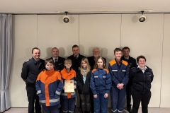 Das Gruppenfoto mit den Jugendwart Christian Müller, Stadtjugendwart Sven Hilbig, Ortsbrandmeister Michael Müller, Ortsbürgermeister Gerd Dyck, stv. Ortsbrandmeister Thomas Müller und der stv. Jugendfeuerwehrwartin Karola Müller.