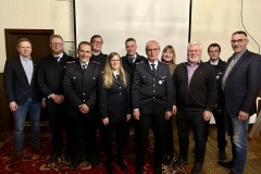Die Gewählten und Geehrten mit Fachbereichsleiter Philipp Rohlfing, dem stellvertretenden Stadtbrandmeister Ole Langer, der stellvertretenden Bürgermeisterin Claudia Wehrstedt, Ortsbürgermeister Gerard-Otto Dyck und dem Vorsitzenden des Feuerschutzausschusses Jens Richter.