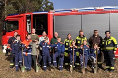 Jugendfeuerwehr mit den Unterstützern von Verden Pflanzt e.V..