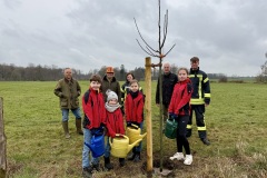 Gemeinsame Baumpflanzaktion der Kinderfeuerwehr Eitze und der Kreisjägerschaft.