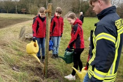Gemeinsame Baumpflanzaktion der Kinderfeuerwehr Eitze und der Kreisjägerschaft.