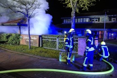 Die Müllbehälter brannten an einem Massiven Unterstand.