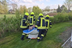 Personenrettung über Bettmatratzen mit Trageschlaufen.