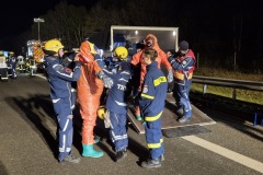 Einsatzkräfte des THW bereiten sich auf den Einsatz vor.