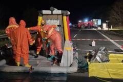 Einsatzkräfte in Chemikalienschutzanzügen.