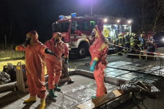 Einsatzkräfte in Chemikalienschutzanzügen.