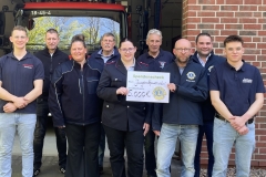 Spendenübergabe durch den Lions Club an die Jugendfeuerwehren.