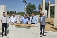 Beim Einmauern der Zeitkapsel: Dieter Kaminski, Lutz Brockmann, Jürgen Struß, Mischa Meininger, Björn Bohlmann und Wolf Hertz-Kleptow (v.l.).