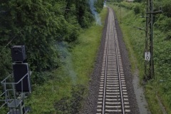 Die Rauchschwaden an den Bahnschienen.