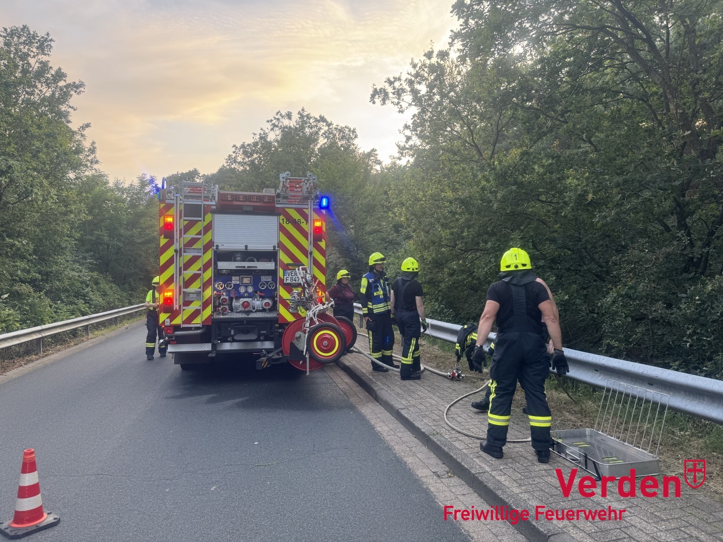 Einsatzkräfte in der Straße zum Thingplatz in Dauelsen.