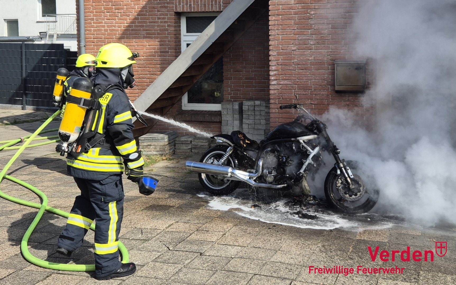 Nachlöscharbeiten an dem Motorrad