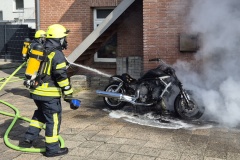 Nachlöscharbeiten an dem Motorrad