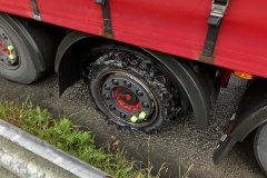 Geplatzter Reifen am zweiten LKW.