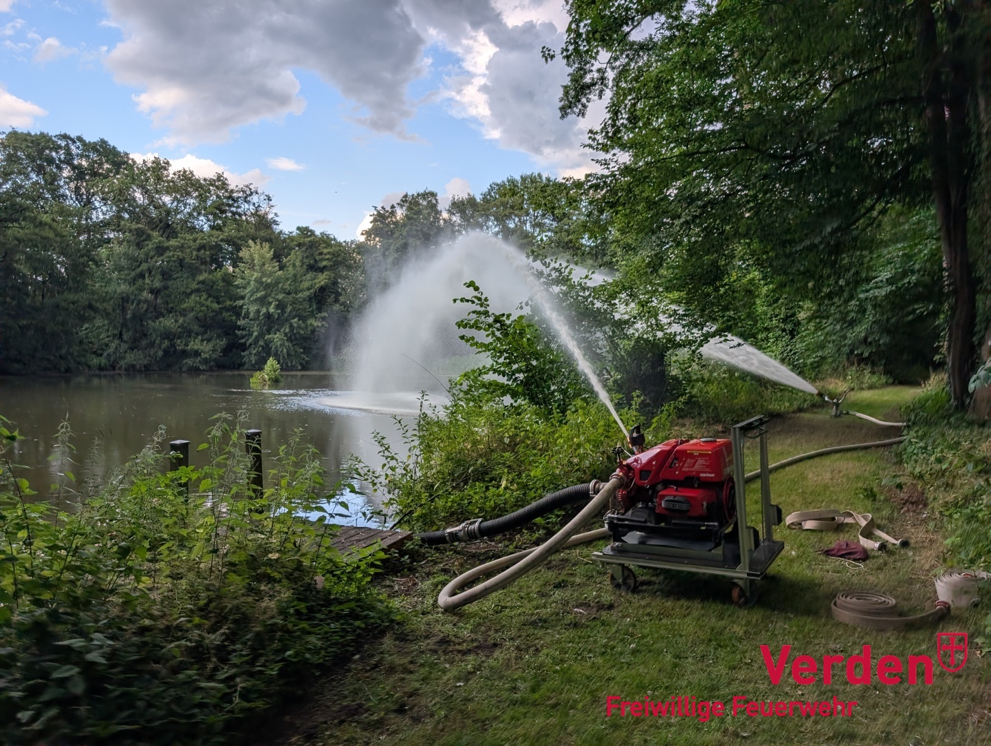 Künstliche Sauerstoffzufuhr am Mühlenteich in Dauelsen.