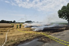 Brandbekämpfung auf dem Feld.