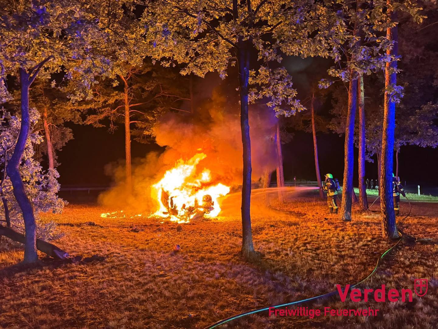 Verunfallter PKW in Vollbrand.