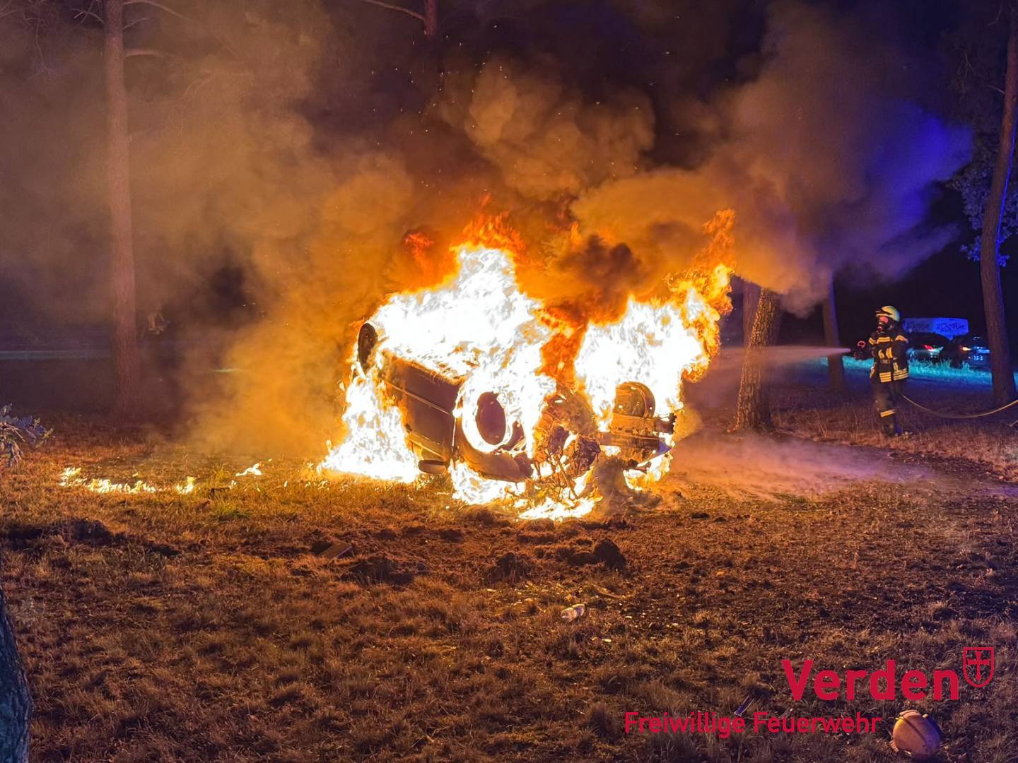 Verunfallter PKW in Vollbrand.