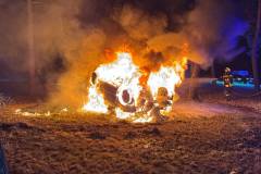 Verunfallter PKW in Vollbrand.