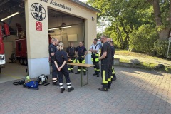 Besprechung von Rettungsrucksack und Patientenmonitor.