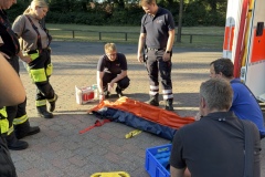Gruppenfoto mit den Kameraden von Feuerwehr und DRK.