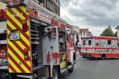 Einsatzfahrzeuge an der Unfallstelle.