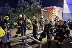Atemschutztrupps warten auf ihren Einsatz.