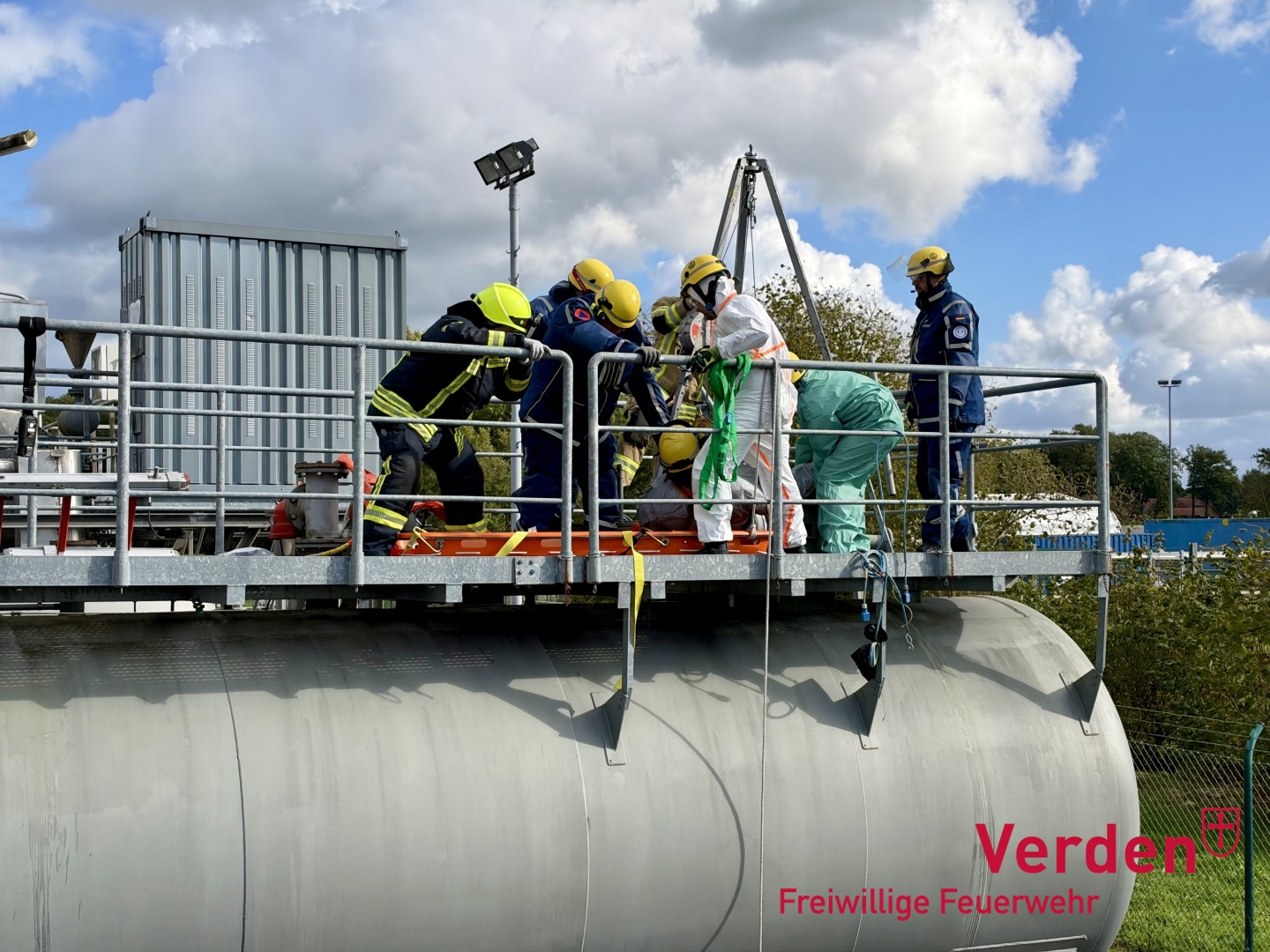 Auf dem Tank: Über das Mannloch erfolgt mit einem Dreibein die Rettung aus dem Behälter.
