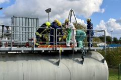 Auf dem Tank: Über das Mannloch erfolgt mit einem Dreibein die Rettung aus dem Behälter.