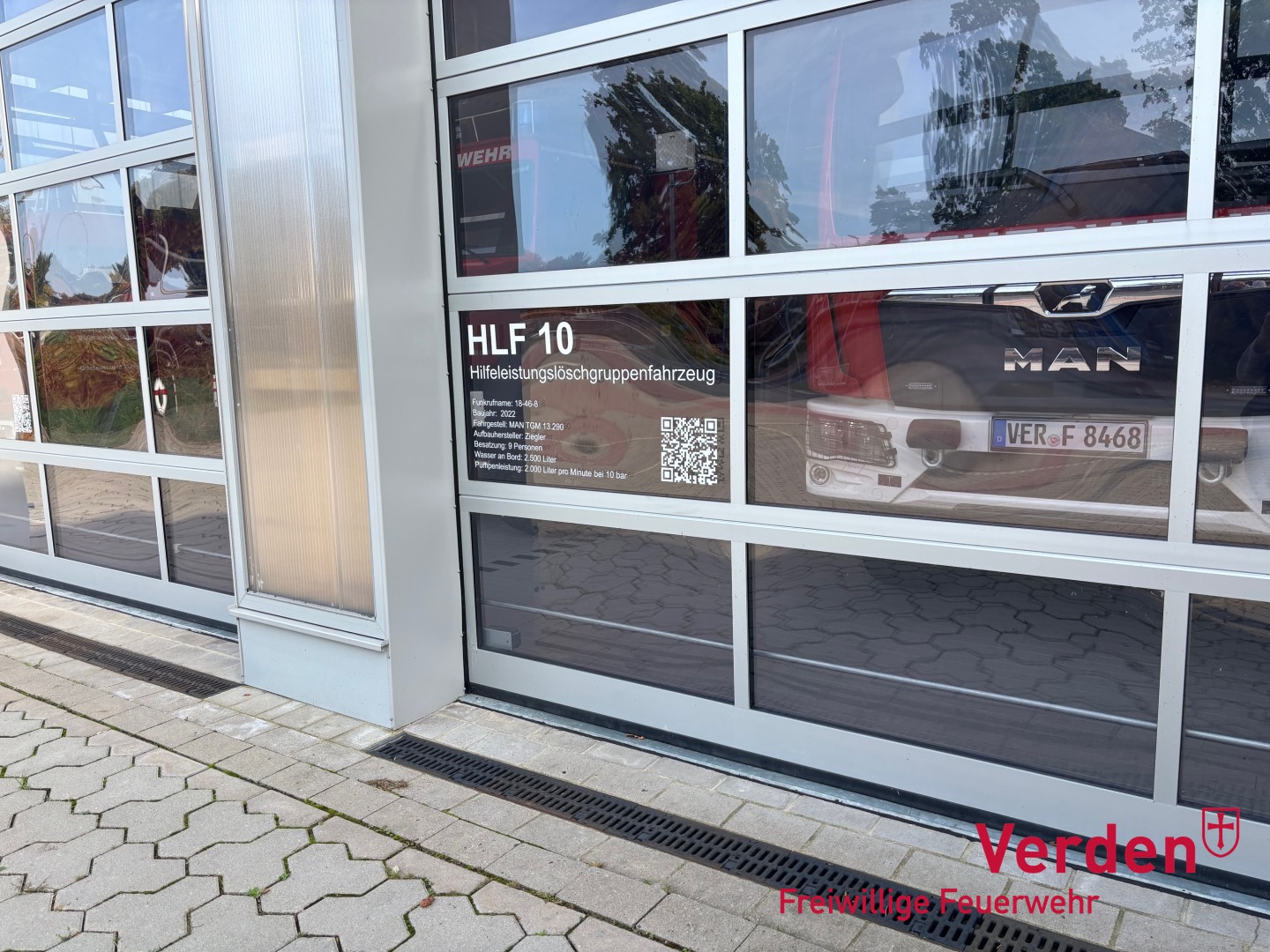 Infos auf einen Blick - Torbeklebungen am Feuerwehrhaus Walle.