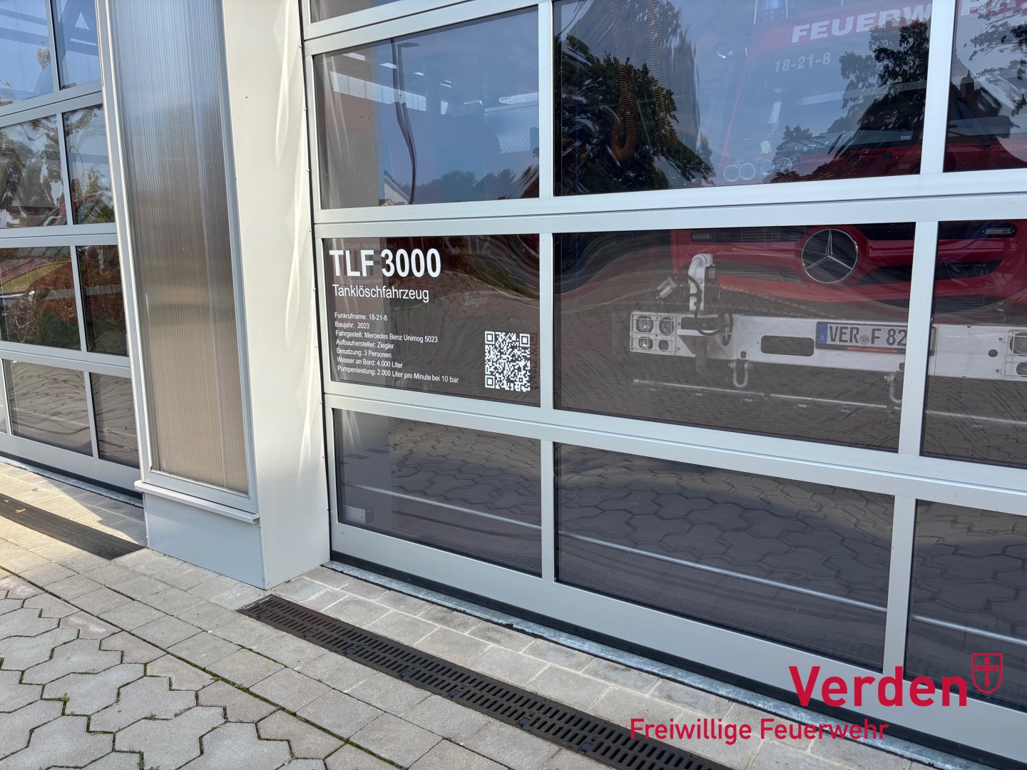 Infos auf einen Blick - Torbeklebungen am Feuerwehrhaus Walle.