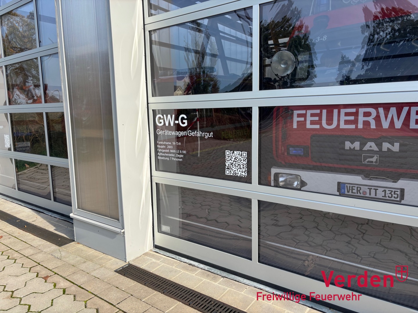 Infos auf einen Blick - Torbeklebungen am Feuerwehrhaus Walle.