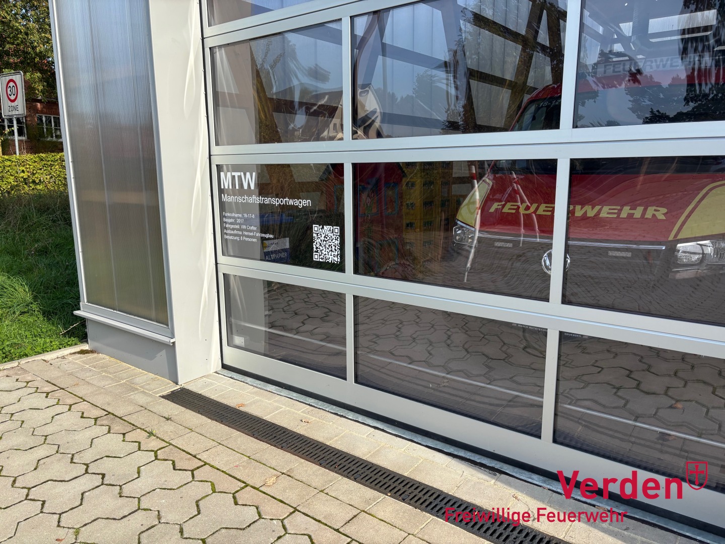 Infos auf einen Blick - Torbeklebungen am Feuerwehrhaus Walle.
