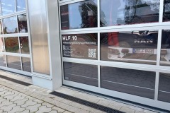 Infos auf einen Blick - Torbeklebungen am Feuerwehrhaus Walle.