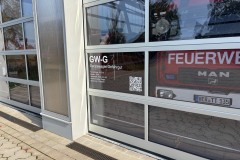Infos auf einen Blick - Torbeklebungen am Feuerwehrhaus Walle.