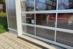 Infos auf einen Blick - Torbeklebungen am Feuerwehrhaus Walle.