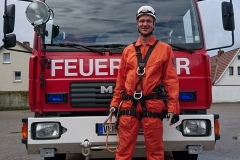 Bei Arbeiten in Höhen oder Tiefen unerlässlich, die Persönliche Schutzausrüstung gegen Absturz.