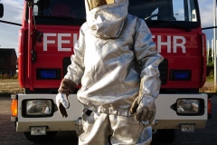 Der Hitzeschutzanzug schütz Einsatzkräfte vor Hitzeeinwirkung beispielsweise bei großen Flüssigkeitsbränden.