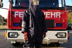 Teilweise gehört das Umsiedeln von Wespennestern auch zu den Aufgaben einer Feuerwehr, dabei schützen sich die Einsatzkräfte mit einem Insektenschutz vor Insektenstichen.